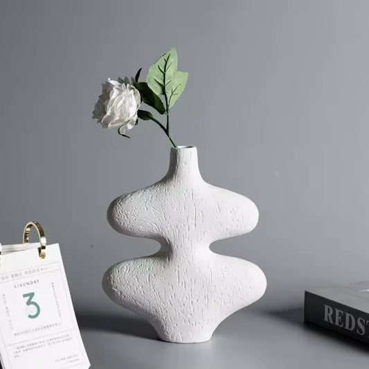 Curved vase Black And white