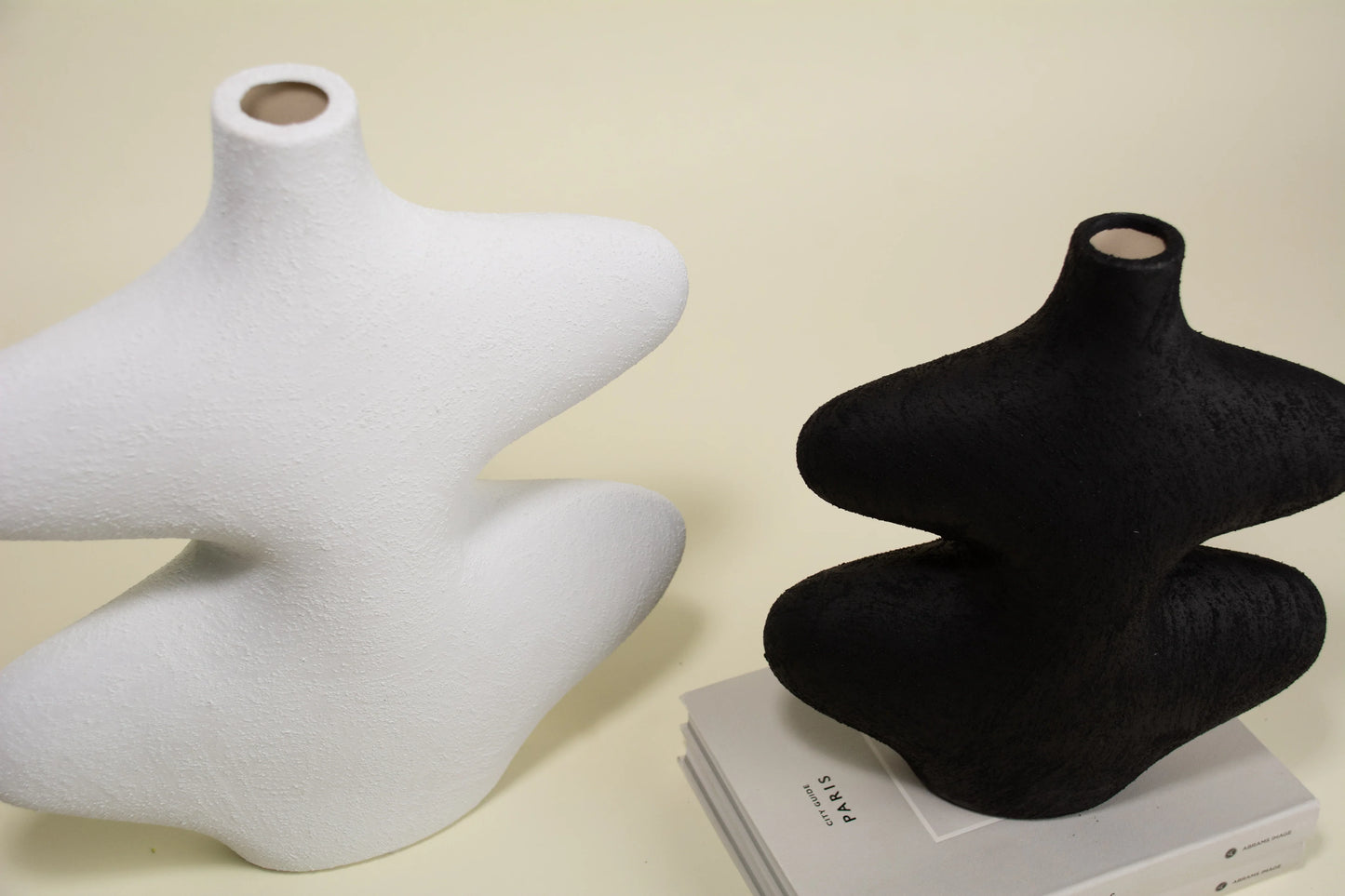 Curved vase Black And white