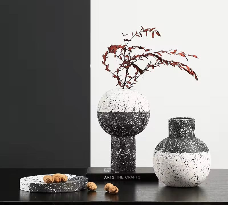 Black and white vase A