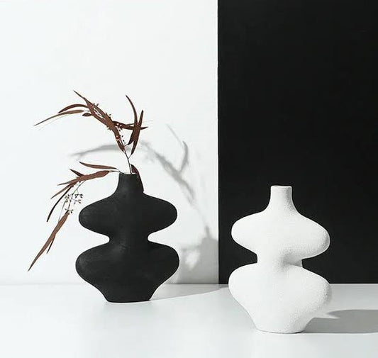 Curved vase Black And white